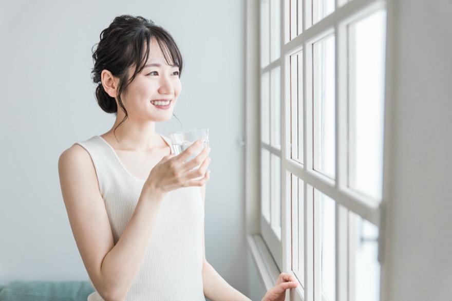 水分補給する女性