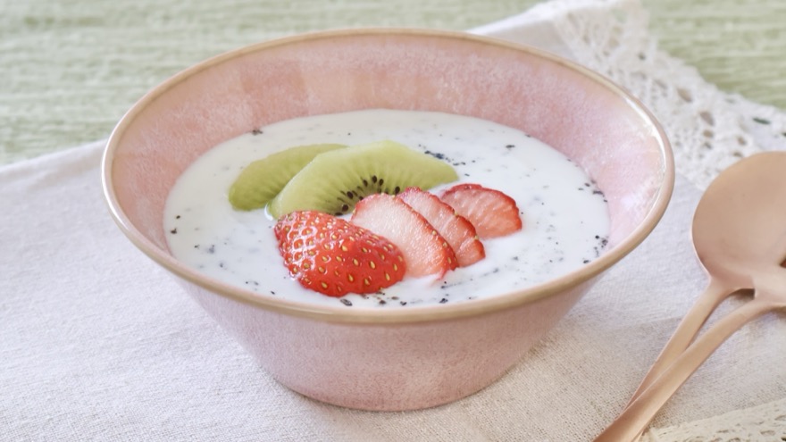 黒ごま入りはちみつヨーグルト