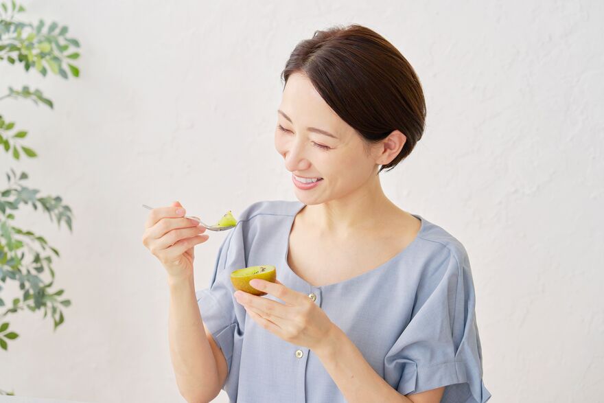 女性がキウイフルーツを食べている様子