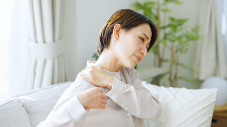肩が凝っている女性